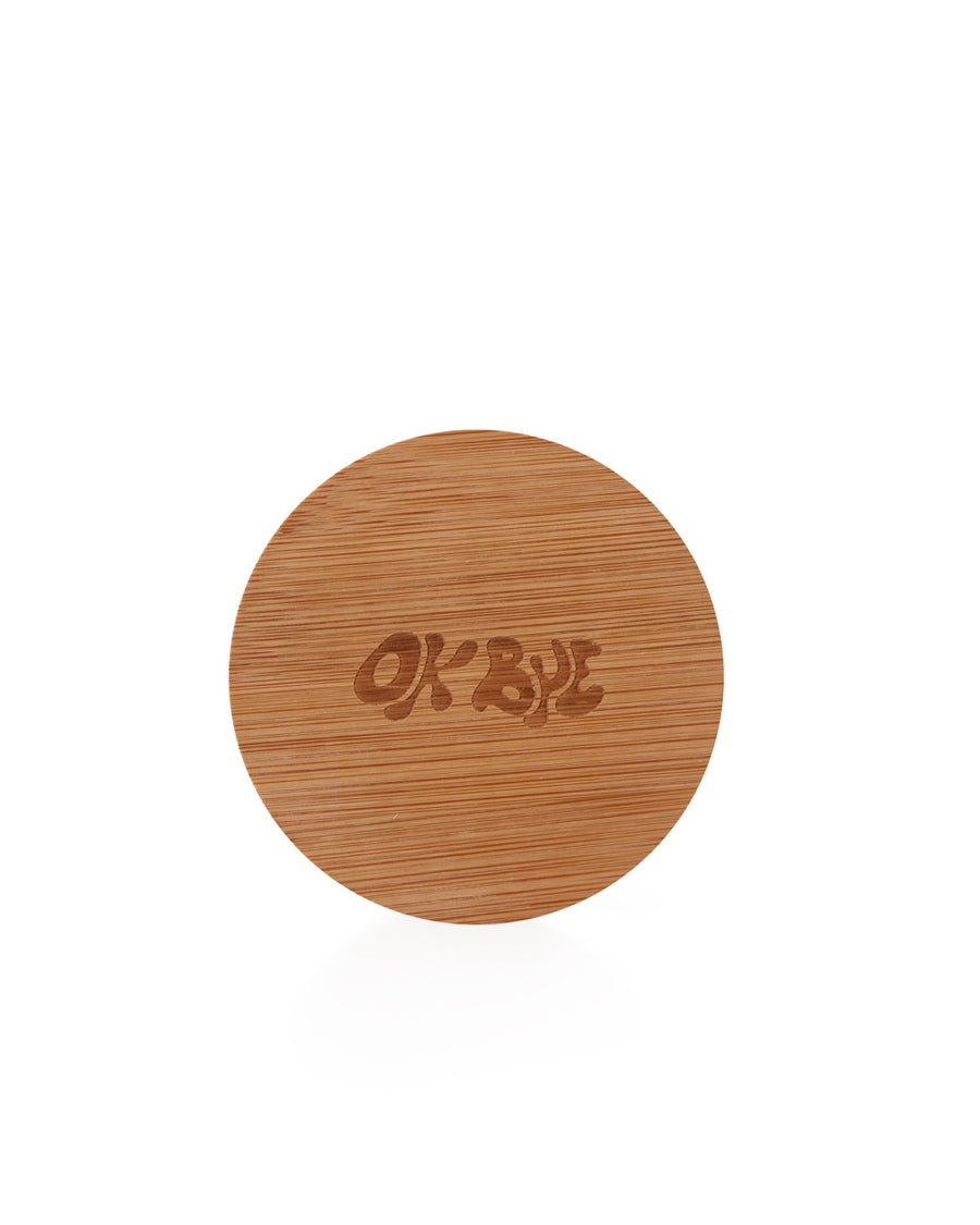 Couvercle en bois gravé du logo Ok Bye