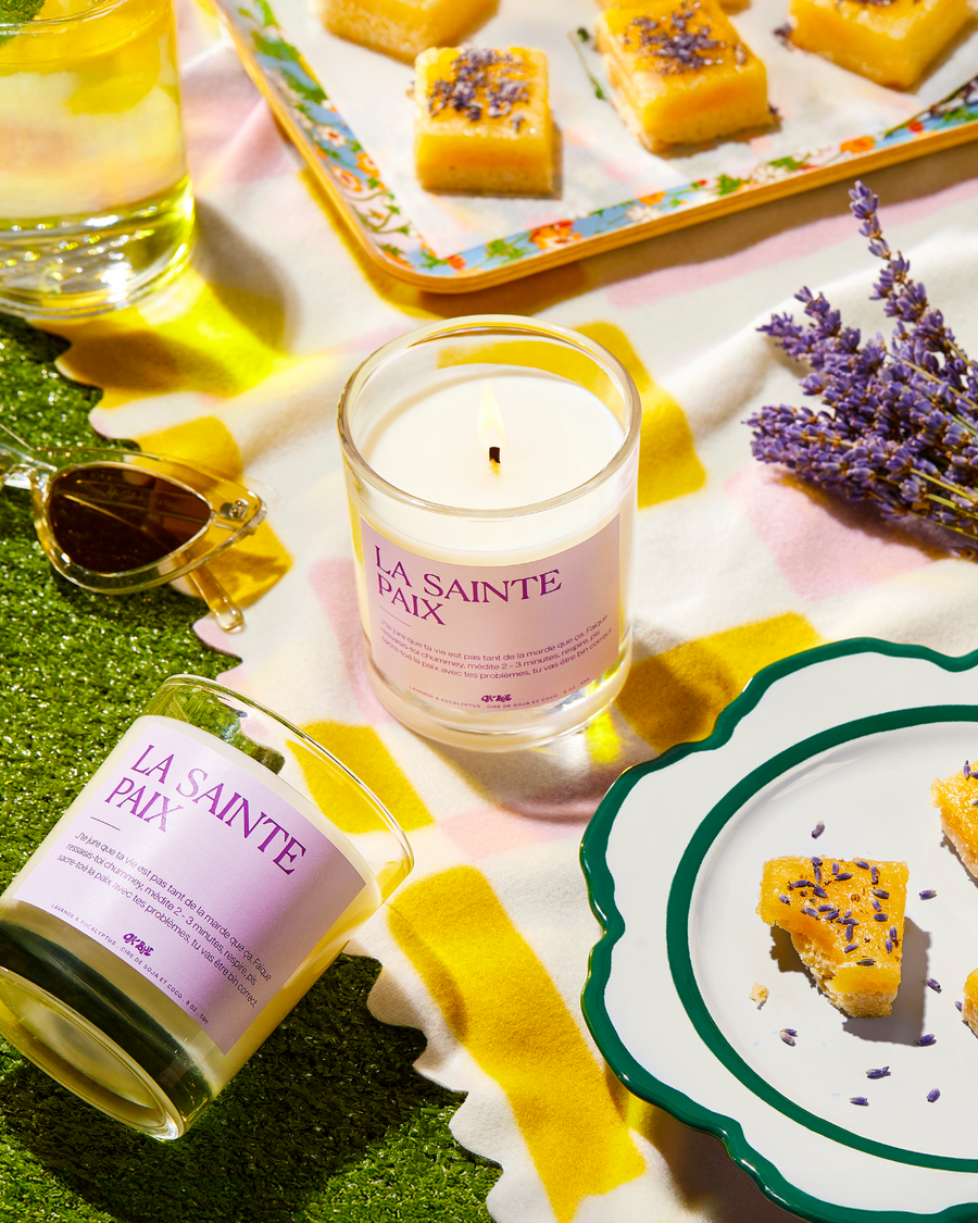 Bougies Lavande & Eucalyptus « La sainte paix » sur une nappe de pique-nique