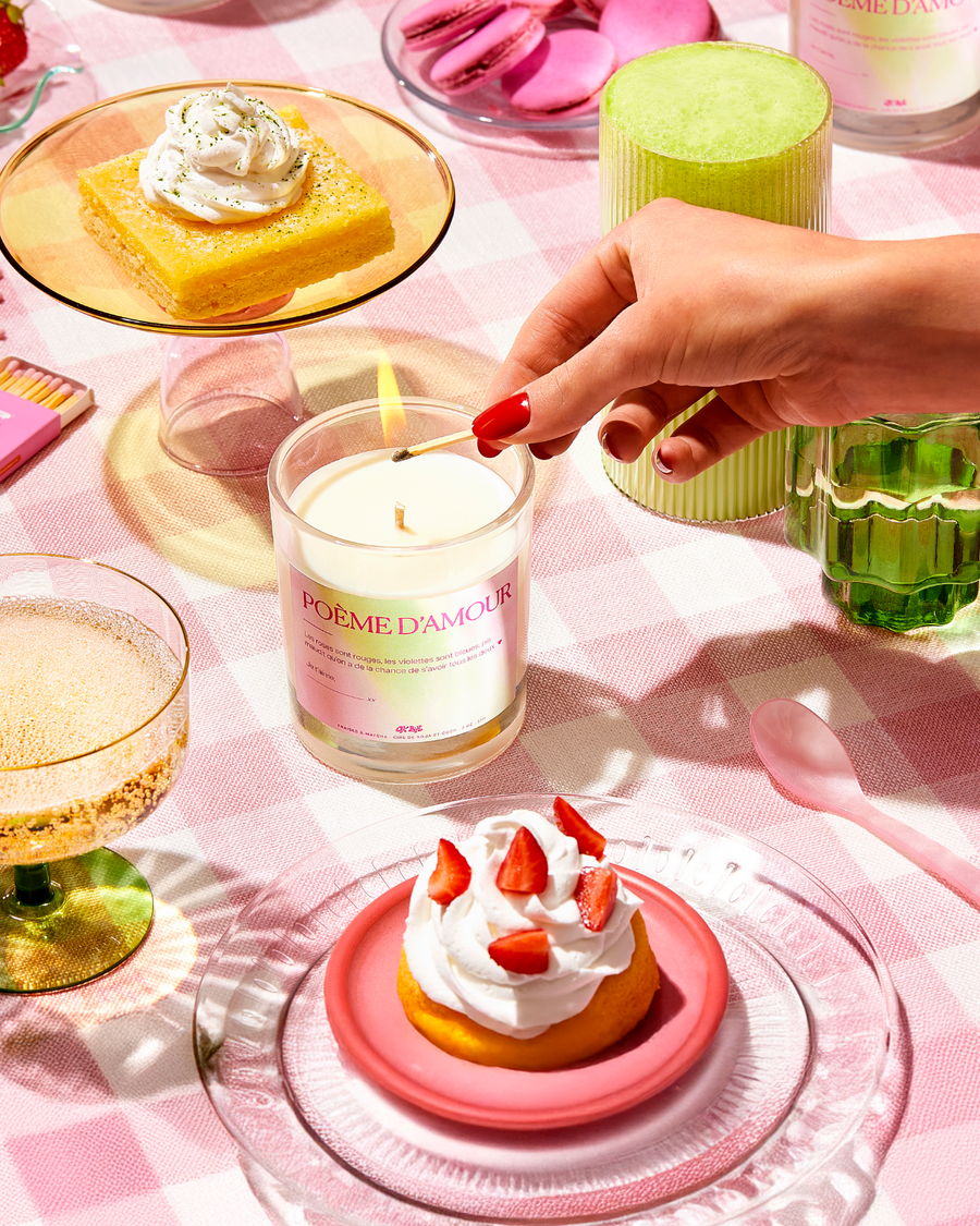 Bougie Matcha Fraises « Poème d'amour » allumée sur une table de desserts